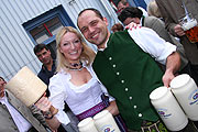 Wiesnwirt Georg Heide schmeckt das Wiesnbier, daß in der Bräurosl in wenigen Wochen zum Ausschank kommt (Foto: Martin Schmitz)